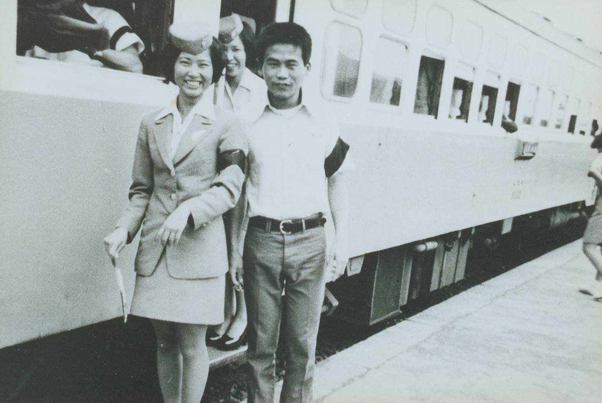 民國64年東線光華號小姐與小營部的服務生與光華號合照